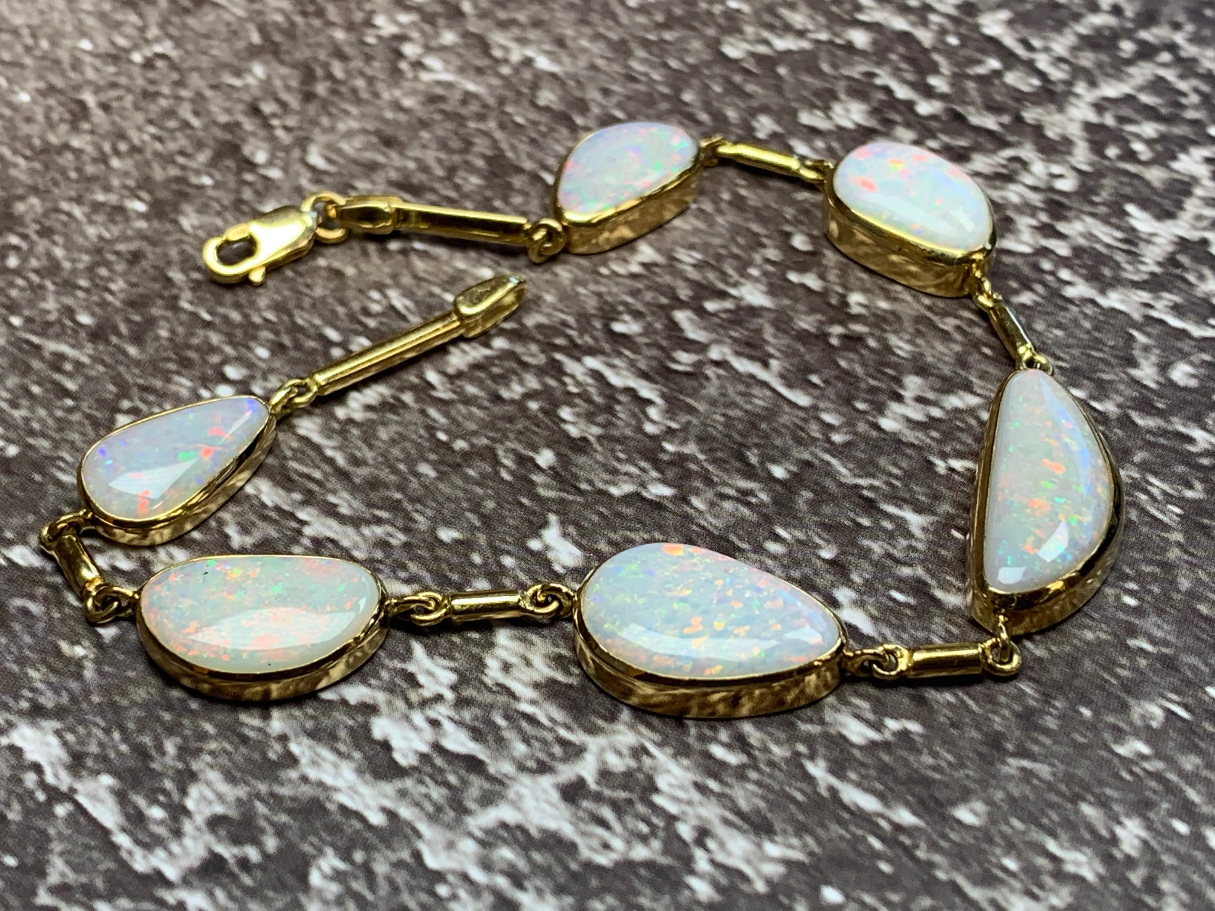 18kt Yellow Gold White Opal freeform 12.5ct bracelet
