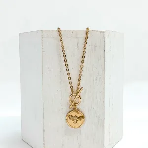 Chain Necklace with Bumble Bee Pendant and Toggle Clasp in Gold