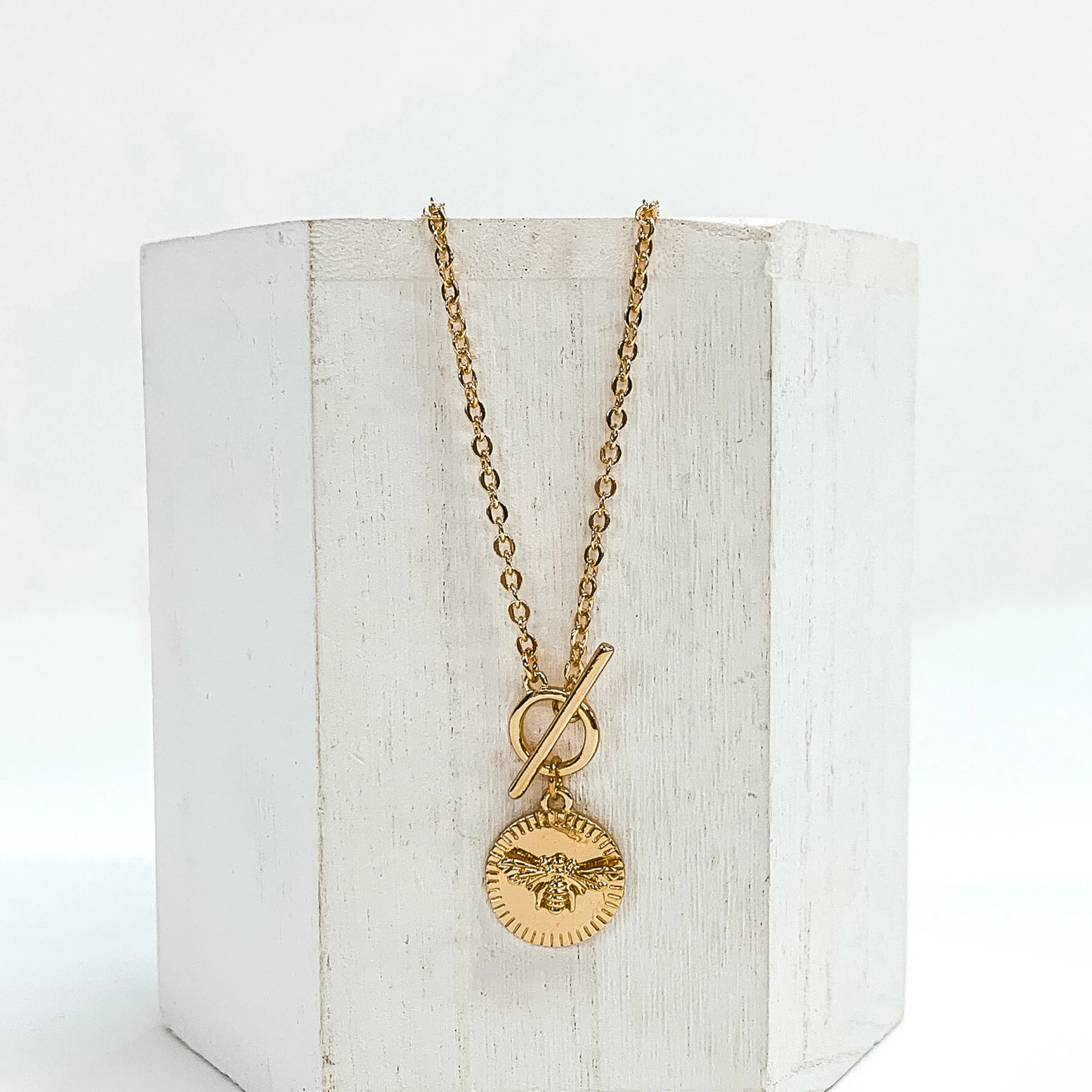 Chain Necklace with Bumble Bee Pendant and Toggle Clasp in Gold